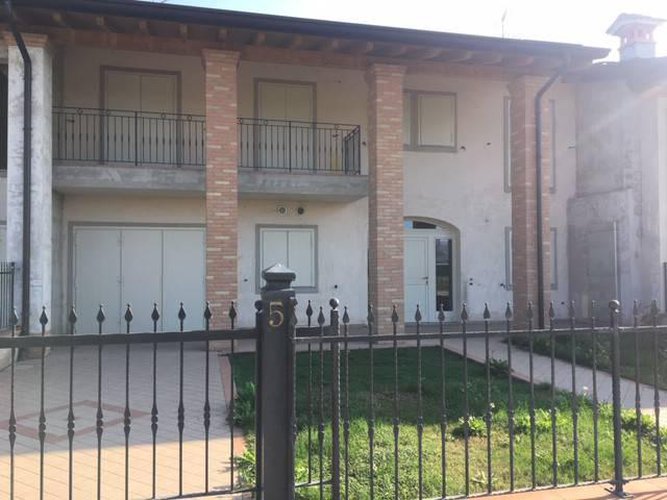 VILLETTA A SCHIERA Calvisano