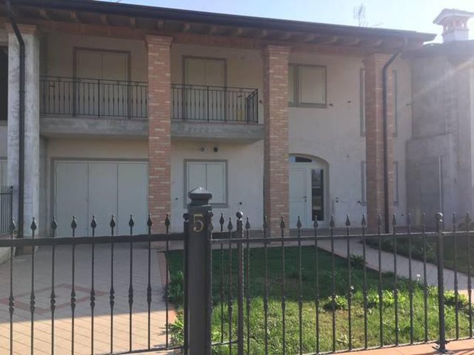 VILLETTA A SCHIERA Calvisano