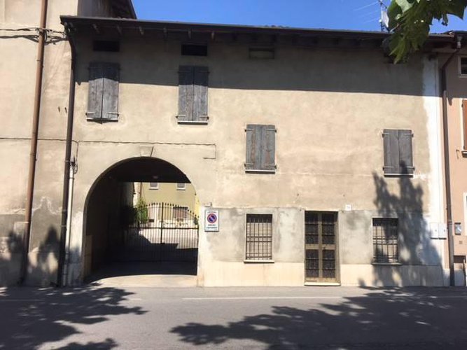 porzione terra cielo con vista su palazzo storicho Calvisano
