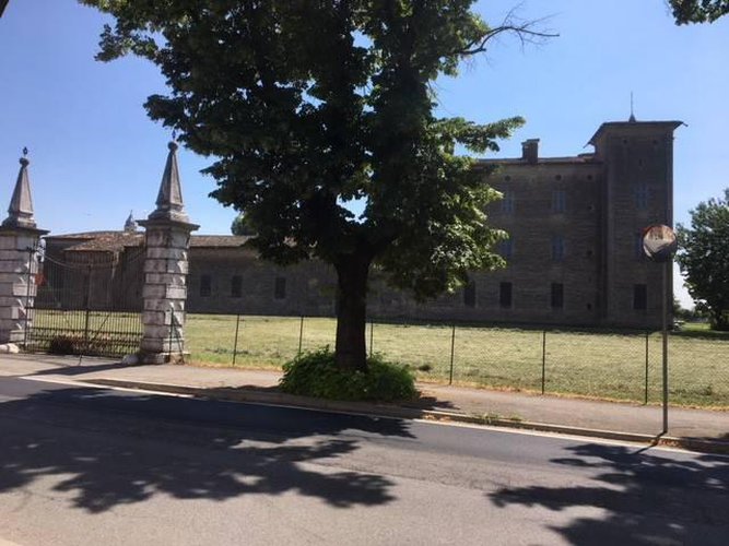 porzione terra cielo con vista su palazzo storicho Calvisano