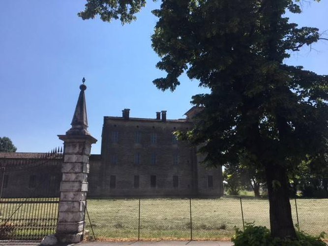 porzione terra cielo con vista su palazzo storicho Calvisano