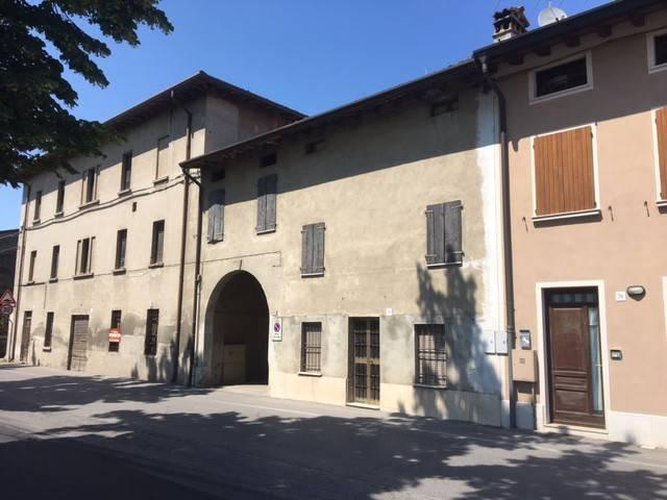 porzione terra cielo con vista su palazzo storicho Calvisano