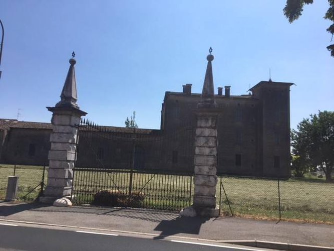 porzione terra cielo con vista su palazzo storicho Calvisano