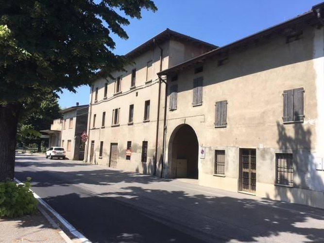 porzione terra cielo con vista su palazzo storicho Calvisano