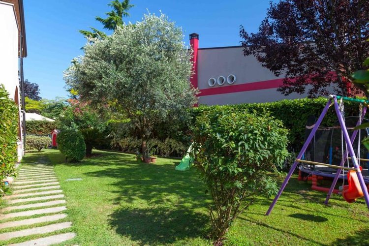 quadrilocale con giardino a poca distanza dal lago di garda Lonato