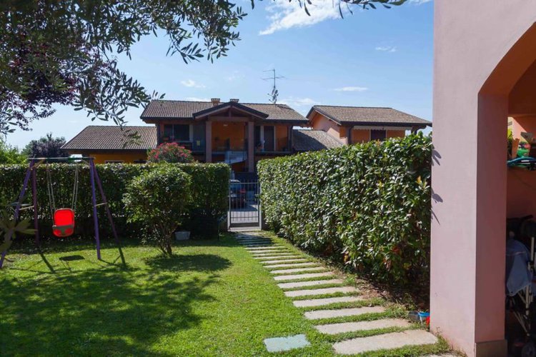 quadrilocale con giardino a poca distanza dal lago di garda Lonato