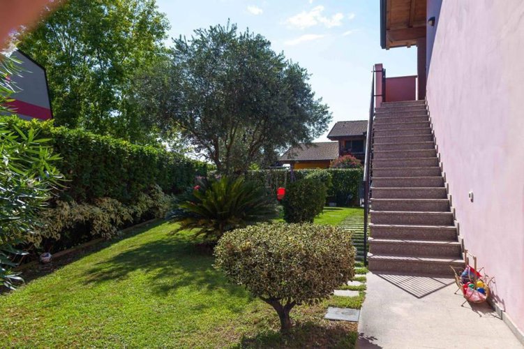 quadrilocale con giardino a poca distanza dal lago di garda Lonato