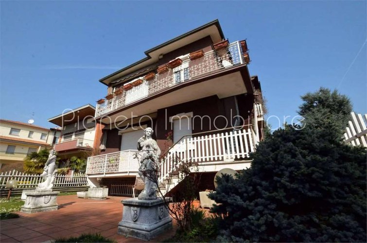 VILLA SINGOLA con 2 appartamenti Bergamo