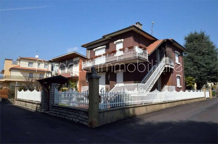VILLA SINGOLA con 2 appartamenti Bergamo