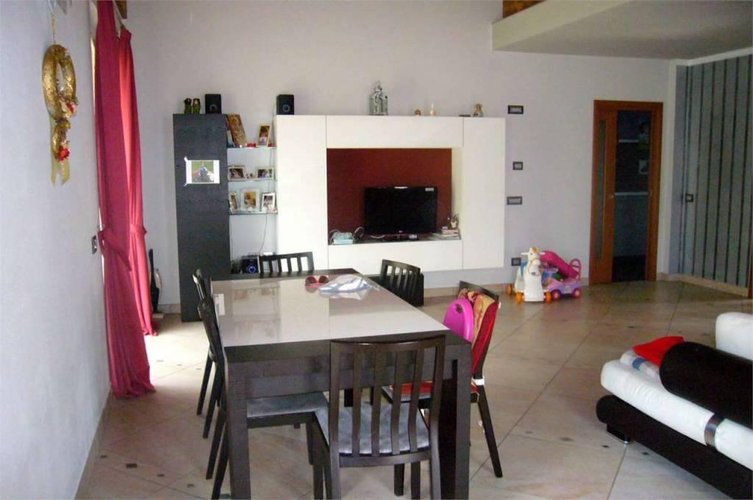 VILLA SINGOLA con ampio GIARDINO