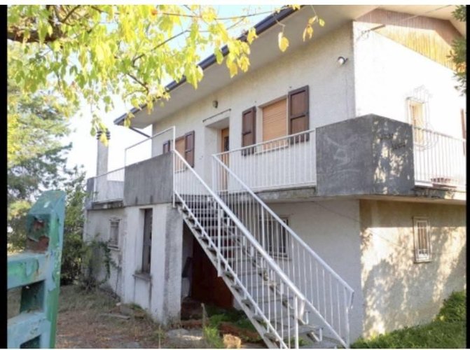 VILLETTA DA RISTRUTTURARE IN POSIZIONE COLLINARE MONTEBELLO Montebello della battaglia