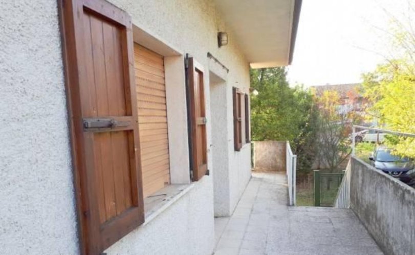 VILLETTA DA RISTRUTTURARE IN POSIZIONE COLLINARE MONTEBELLO Montebello della battaglia