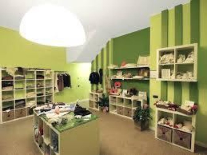 NEGOZIO P.LE LORETO CON CANNA FUMARIA 280MQ. 7 VETRINE Milano