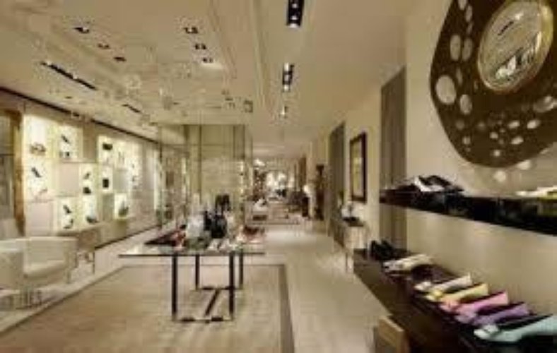 NEGOZIO P.LE LORETO CON CANNA FUMARIA 280MQ. 7 VETRINE Milano