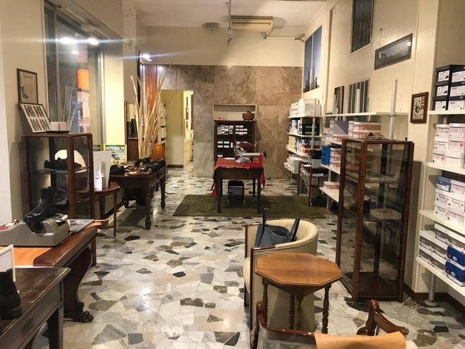 NEGOZIO P.LE LORETO CON CANNA FUMARIA 280MQ. 7 VETRINE Milano