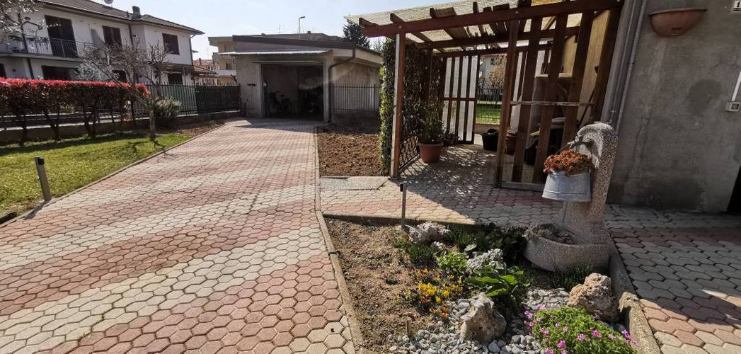 Quadrilocale Indipendente Piano Primo Contesto di 2 Famiglie Verdellino