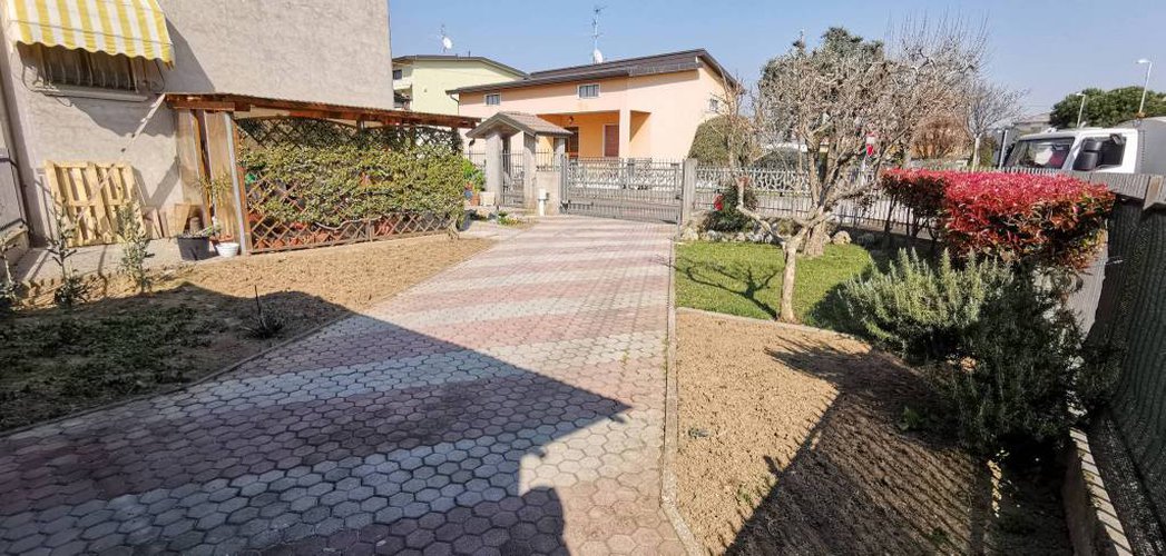 Quadrilocale Indipendente Piano Primo Contesto di 2 Famiglie Verdellino