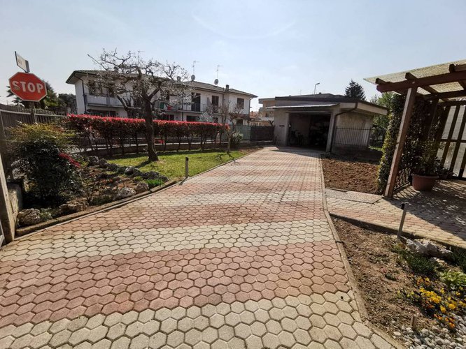 Quadrilocale Indipendente Piano Primo Contesto di 2 Famiglie Verdellino