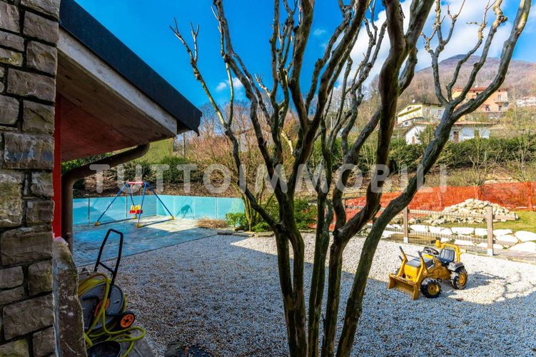 VILLA SINGOLA CON 7000 MQ DI TERRENO Alzano Lombardo