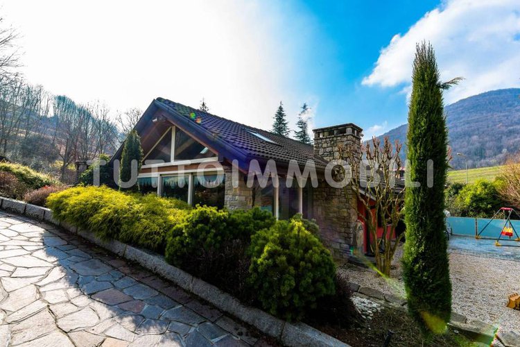 VILLA SINGOLA CON 7000 MQ DI TERRENO Alzano Lombardo