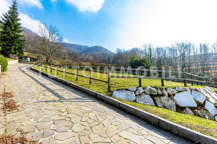 VILLA SINGOLA CON 7000 MQ DI TERRENO Alzano Lombardo