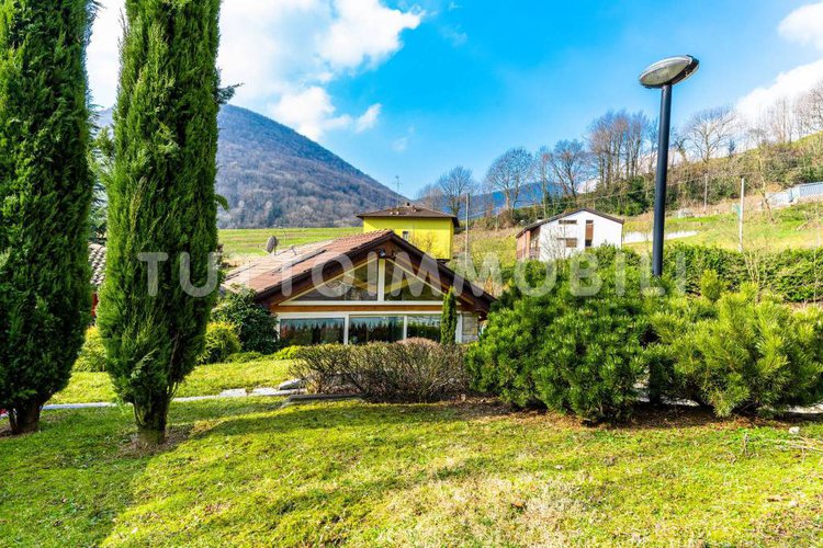 VILLA SINGOLA CON 7000 MQ DI TERRENO Alzano Lombardo