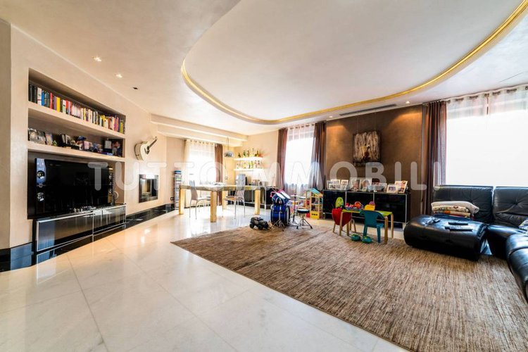 VILLA SINGOLA CON 7000 MQ DI TERRENO Alzano Lombardo