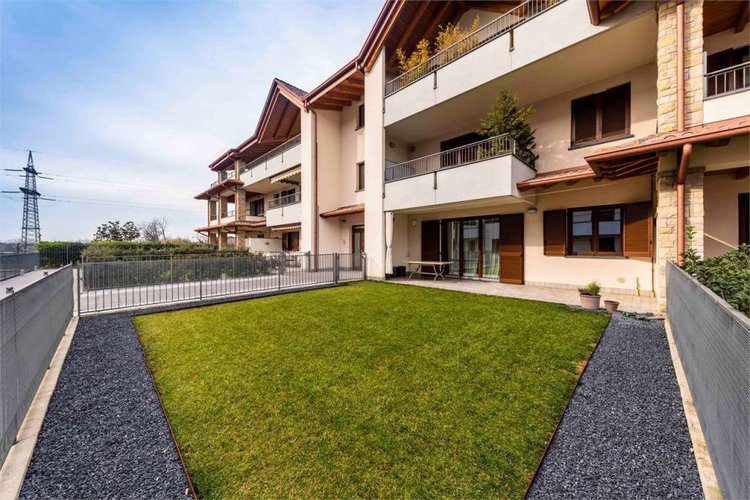 Boltiere appartamento con giardino Boltiere