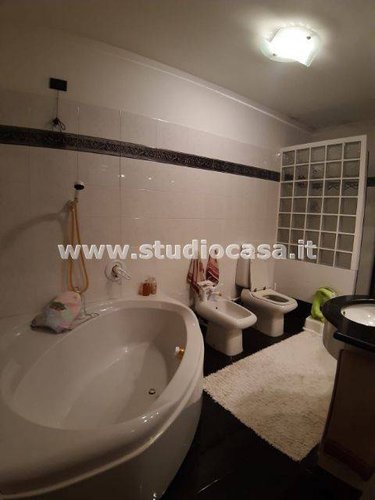 SOLUZIONE MOLTO SPAZIOSA POSTA A PIANO PRIMO! Carona