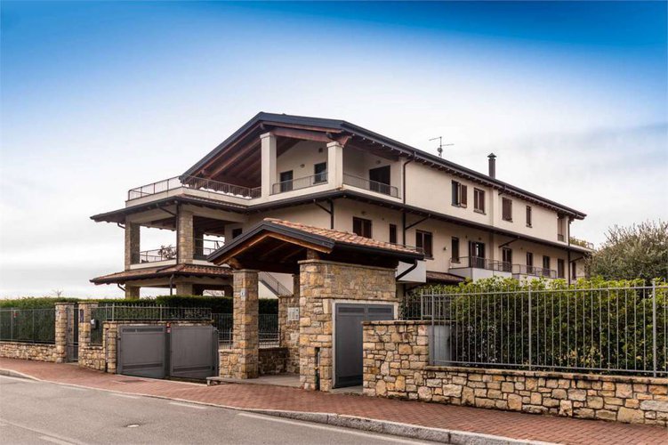 Boltiere appartamento con giardino Boltiere