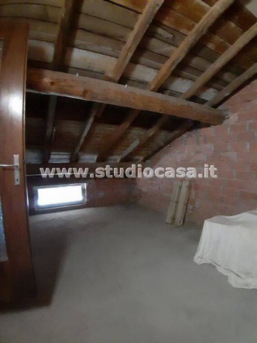 SOLUZIONE MOLTO SPAZIOSA POSTA A PIANO PRIMO! Carona