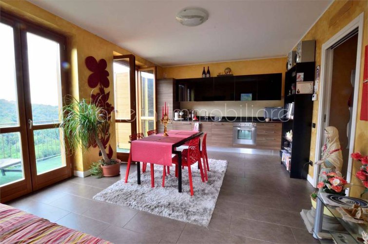 TRILOCALE all'ultimo piano, immerso nel verde