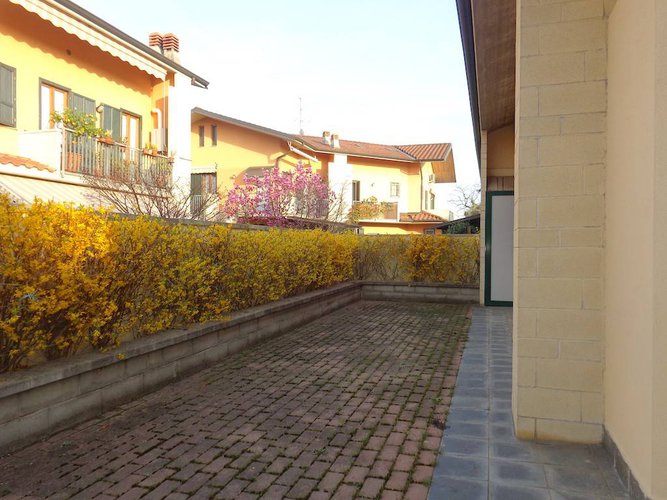 VERDELLO VILLA BIFAMILIARE LIBERA SUBITO!!! Verdello