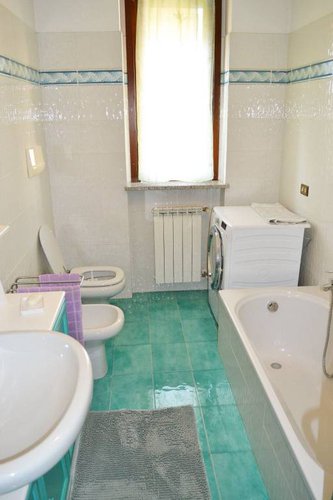 ZONA SCUOLA. RECENTE TRILOCALE CON BALCONI E BOX DOPPIO Calcinate