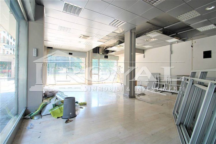 Negozio di 210 mq con cinque vetrine Bergamo