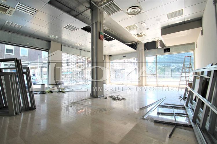 Negozio di 210 mq con cinque vetrine Bergamo
