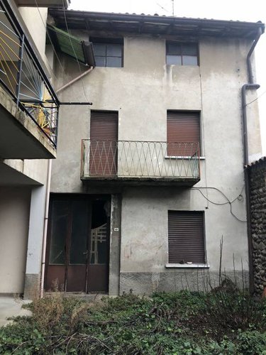 Porzione cielo/terra di palazzina storica con muro in sassi. Villa di Serio