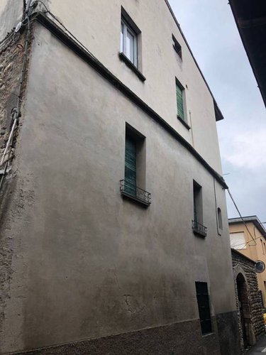 Porzione cielo/terra di palazzina storica con muro in sassi. Villa di Serio