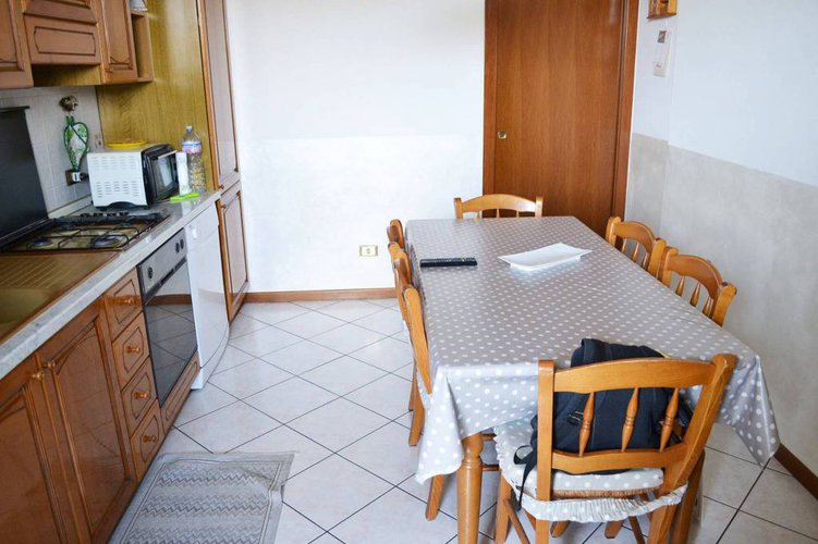 ZONA SCUOLA. RECENTE TRILOCALE CON BALCONI E BOX DOPPIO Calcinate