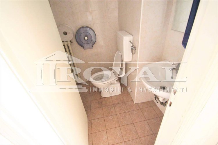 Negozio di 210 mq con cinque vetrine Bergamo