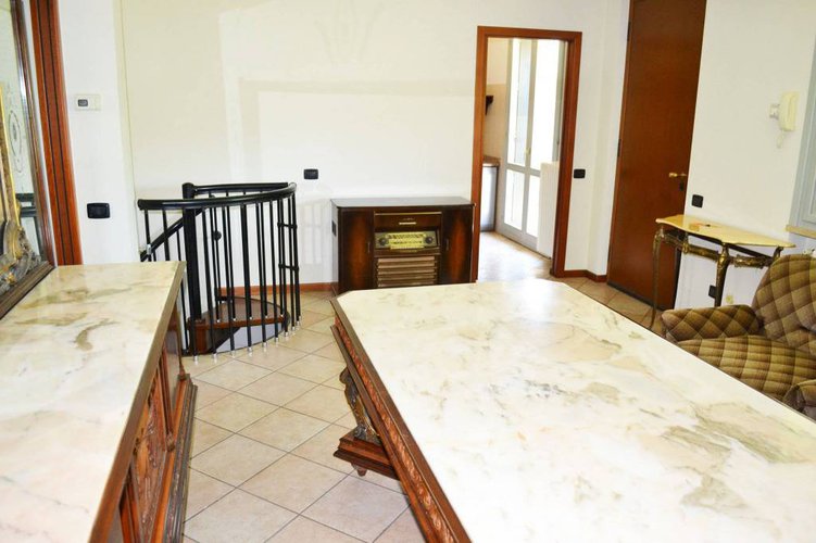 RECENTE TRILOCALE IN VILLA, GIARDINO, TAVERNA E BOX DOPPIO Cenate Sotto