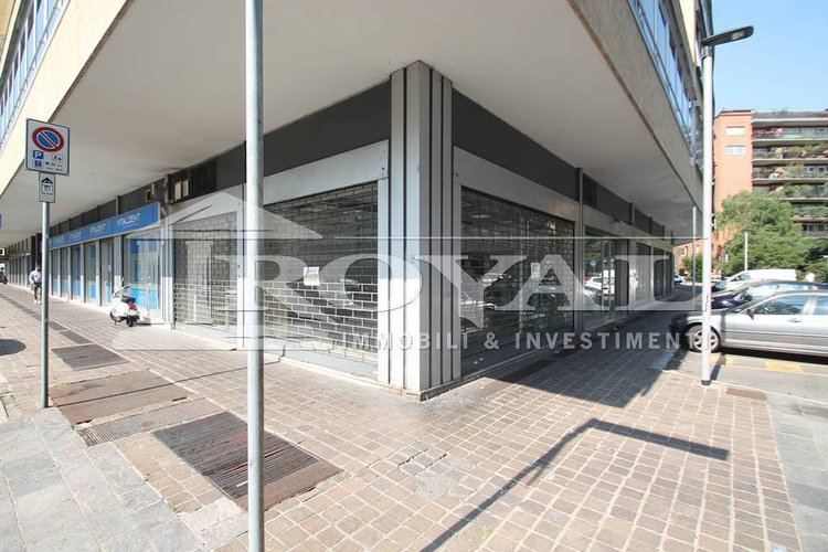 Negozio di 210 mq con cinque vetrine Bergamo