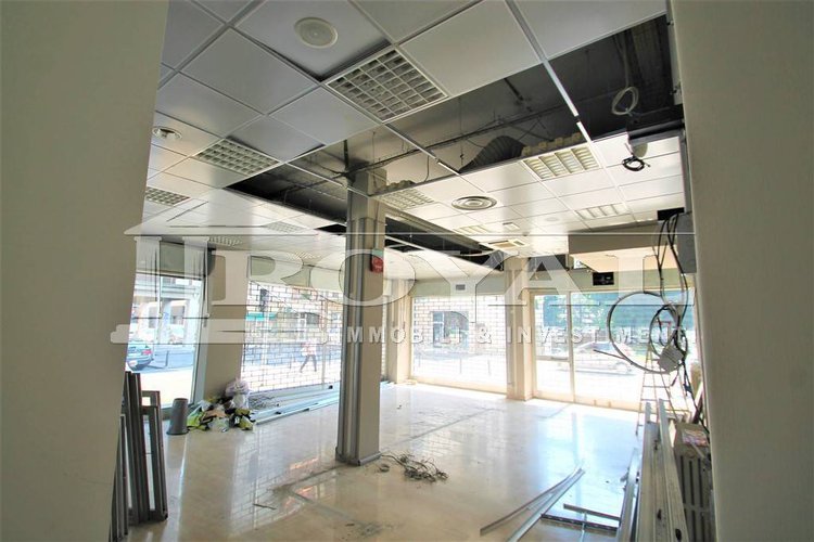 Negozio di 210 mq con cinque vetrine Bergamo