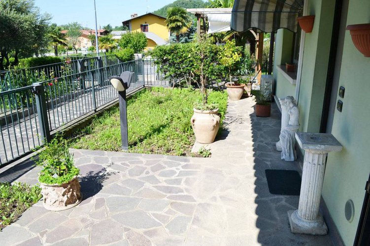 RECENTE TRILOCALE IN VILLA, GIARDINO, TAVERNA E BOX DOPPIO Cenate Sotto