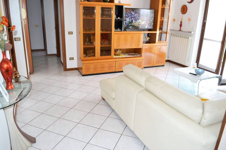 ZONA SCUOLA. RECENTE TRILOCALE CON BALCONI E BOX DOPPIO Calcinate