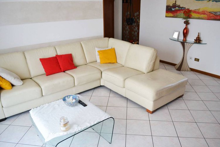ZONA SCUOLA. RECENTE TRILOCALE CON BALCONI E BOX DOPPIO Calcinate