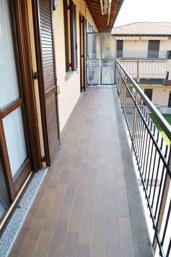 ZONA SCUOLA. RECENTE TRILOCALE CON BALCONI E BOX DOPPIO Calcinate