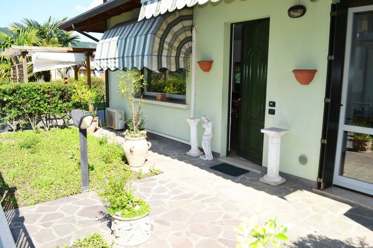RECENTE TRILOCALE IN VILLA, GIARDINO, TAVERNA E BOX DOPPIO Cenate Sotto