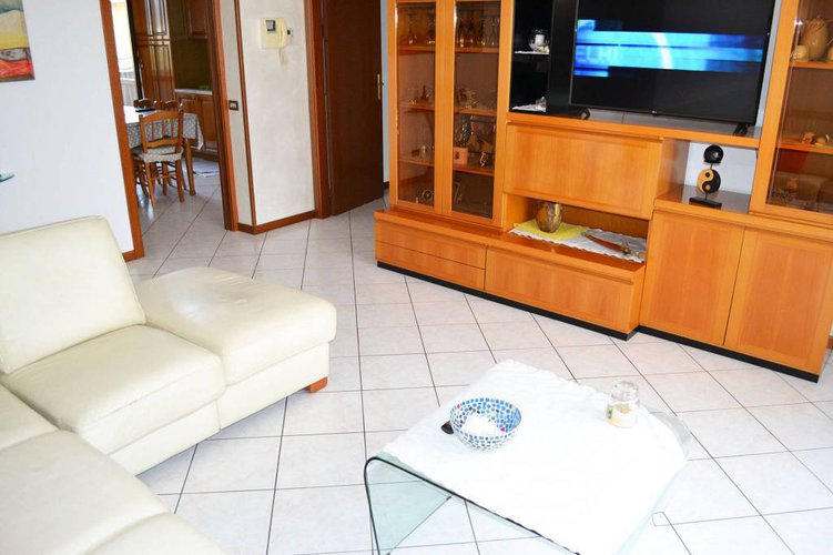 ZONA SCUOLA. RECENTE TRILOCALE CON BALCONI E BOX DOPPIO Calcinate