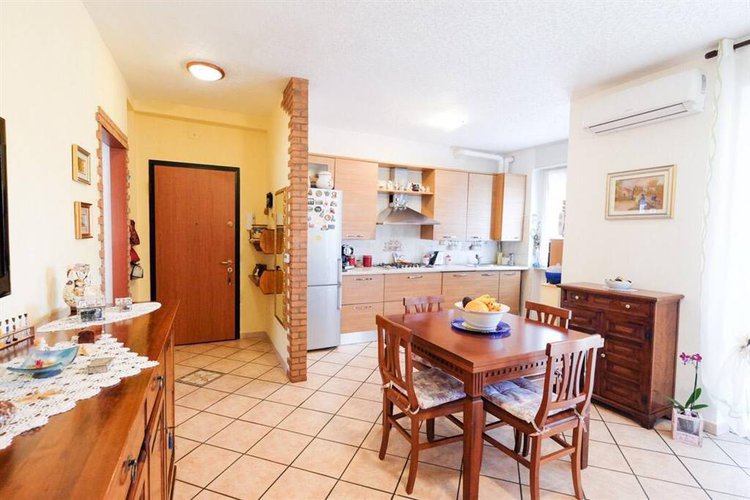 TRILOCALE TERMOAUTONOMO RISTRUTTURATO CON AMPIA CANTINA